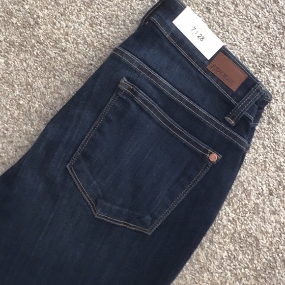 JUDY BLUE SKINNY FIT CAPRIS - NWT SIZE 7/28 - Picture 2 of 8